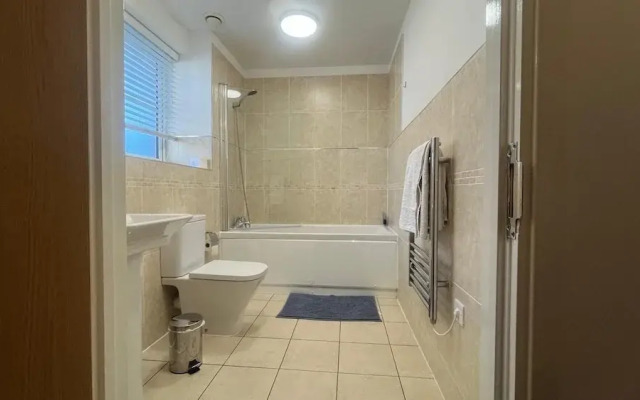 Central 2-bed Apt - Sleeps 4 - Parking & Wifi