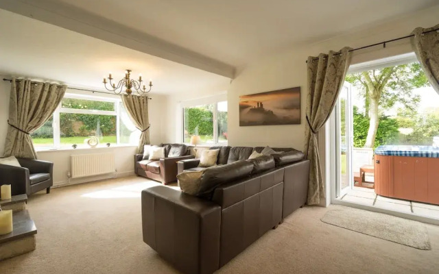 Peveril House, Spacious Eco-friendly Holiday Home