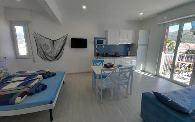 Timone Vicino Al Mare by Bludipietraligure