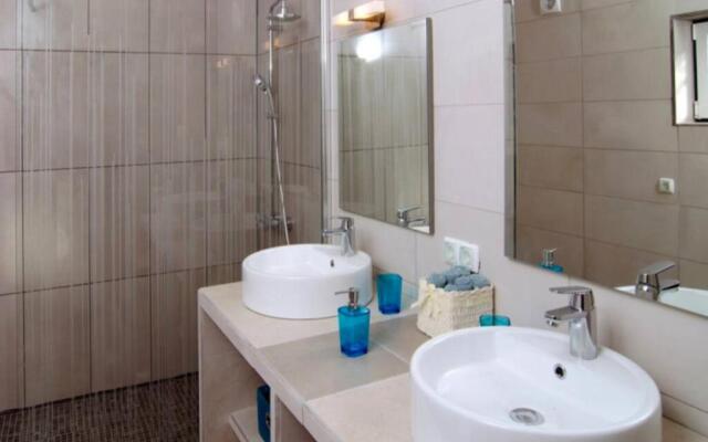 Spacious 3 bedroom villa with pool