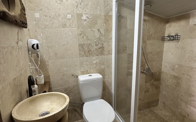 Asma Alti Cave Suits