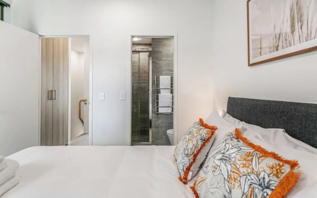 Fresh & sleek Grey Lynn unit with private patio
