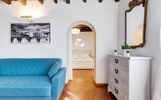 White Coronari Apartment