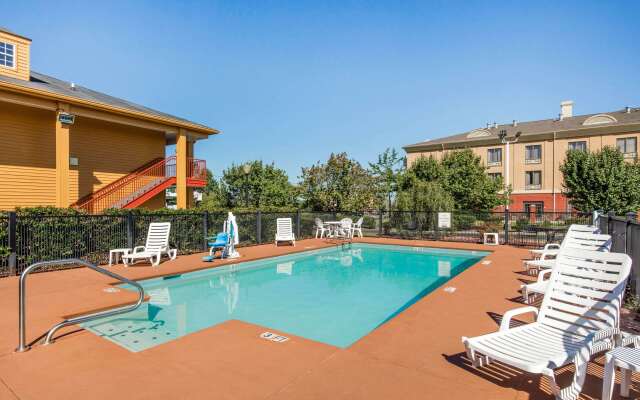 Quality Inn Bessemer I-20 exit 108