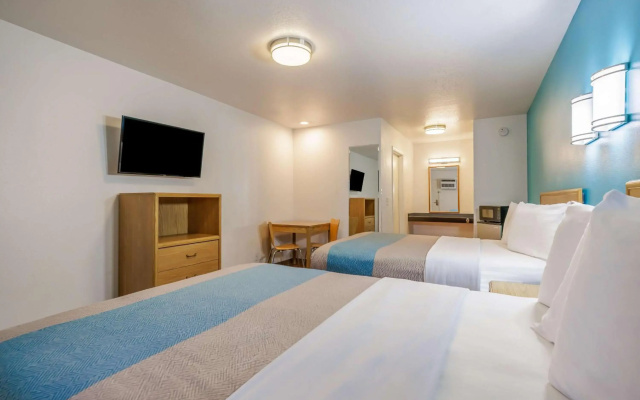 Motel 6 Canby, OR