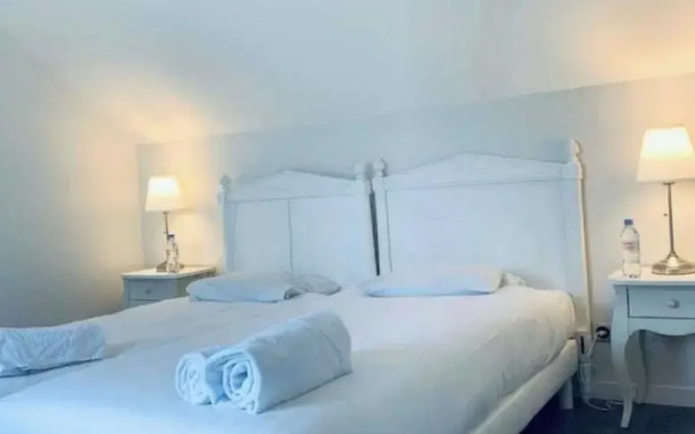 House for 18 People With Cinema Place Morny