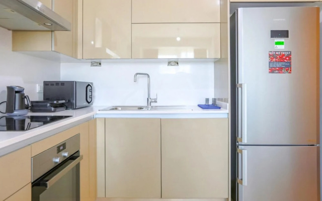 Business-friendly Res With Pool in Fikirtepe