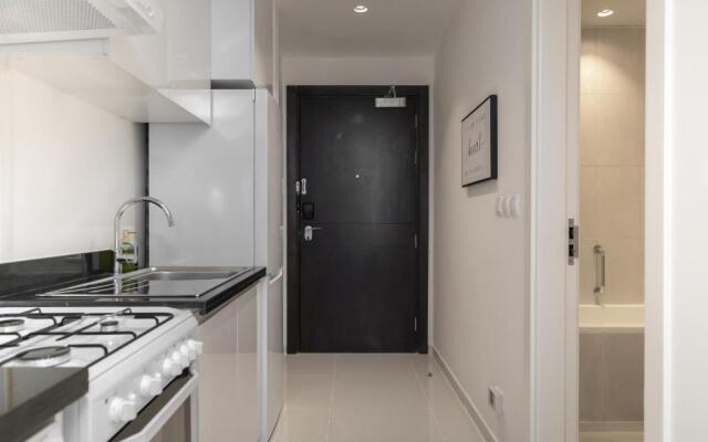 HiGuests - Elegant Studio with Pool and Private Balcony