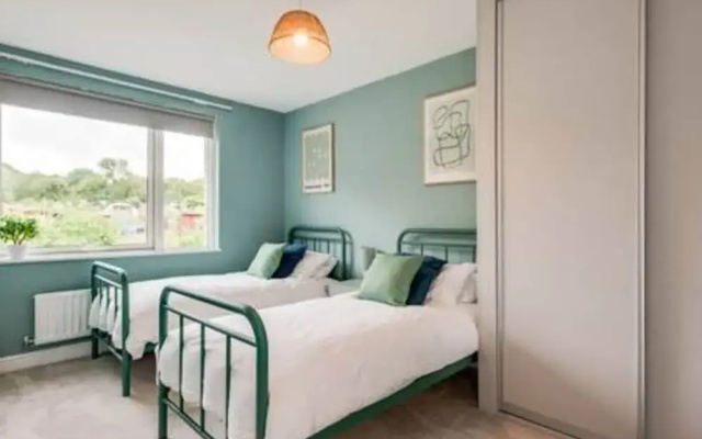 Family-friendly Getaway - Garden Parking Sleeps 7