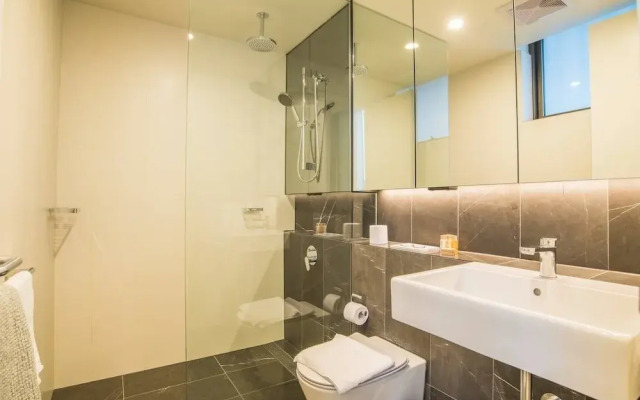 Modern 2bed2bath APT at Neutral Bayparking+wifi