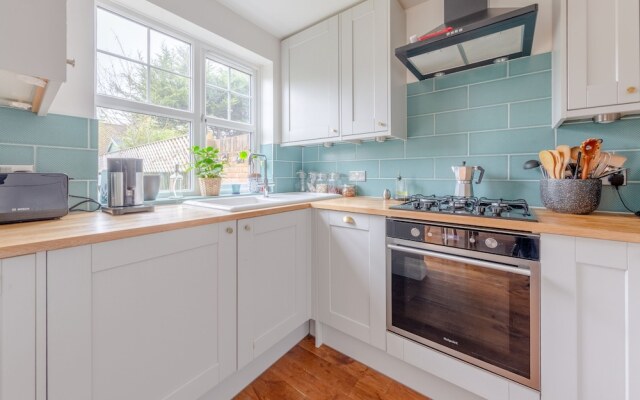 Serene and Spacious 2 Bedroom House in South Wimbledon