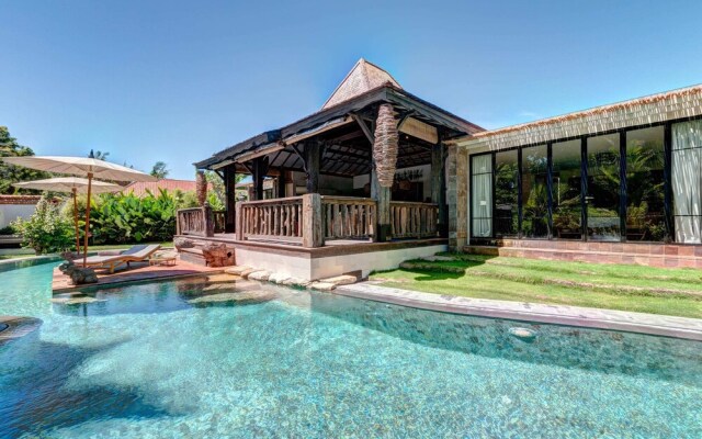 Secluded Wooden Villa, 3 BR, Canggu With Staff