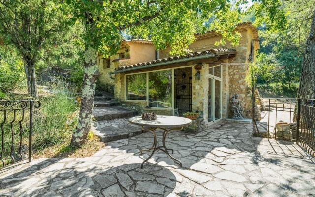 18Th Century Cosy Middle House In Barjols