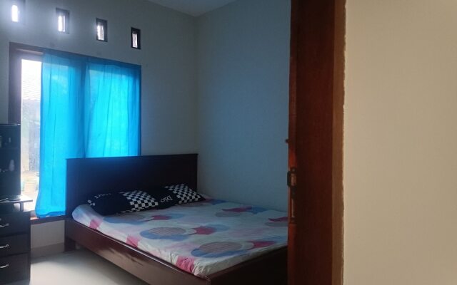 OYO 93729 Radesa Family Homestay