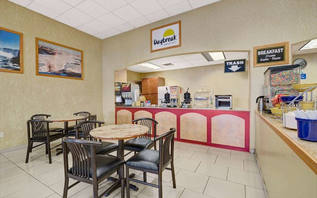 Days Inn & Suites by Wyndham Niagara Falls/Buffalo