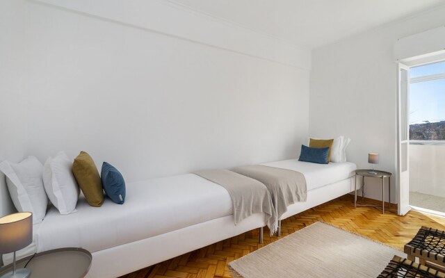 Peaceful Algés Family Home