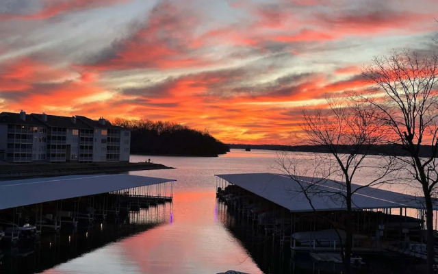 Lazy L at the Lake Chic 3 BDR Condo w/ Boat Slip