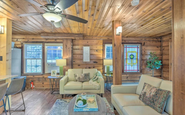 Screened Porch & Grill: Waterfront Landrum Cottage