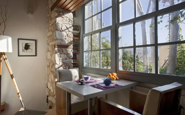 Live in the Shadow of the Acropolis
