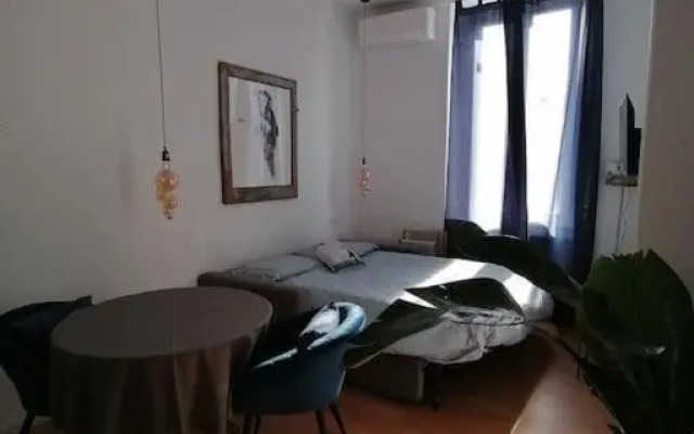 New Cozy Studio 7 Metro Stops To Duomo! (Adults Only)