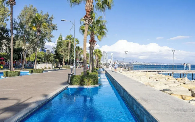 74 Prokymea- Steps From the Sea, Downtown, Balcony