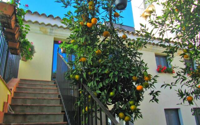 ComeinSicily Mansion House Lemon Court