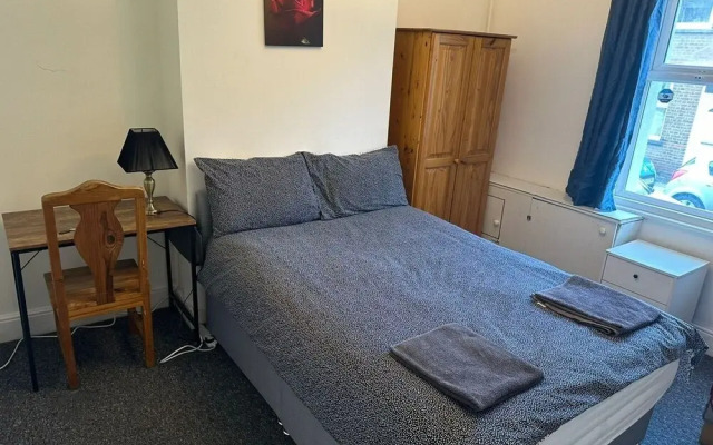 Luton Town House Near Airport