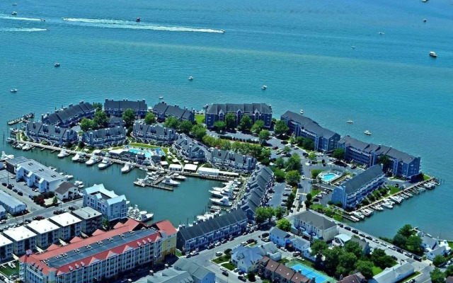 Harbour Island 401m 3 Bedroom Condo by RedAwning