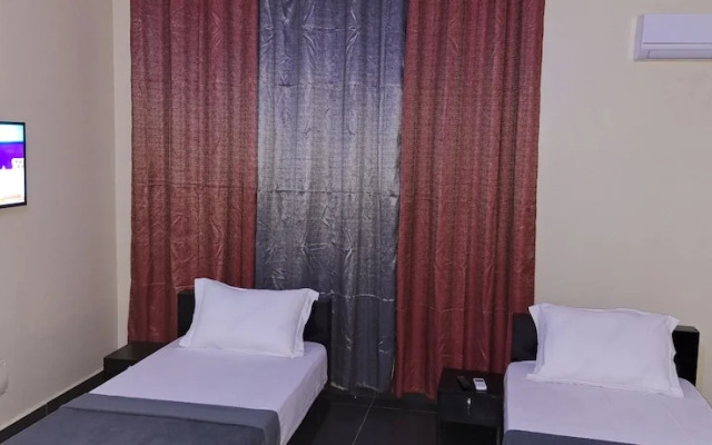 Royal Blue Guest House & Bar