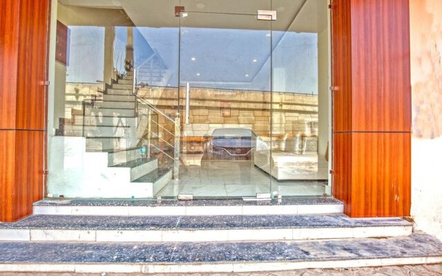 OYO 42743 Hotel Midway