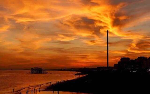 Beautifully Furnished Home - 5 Minutes to the Sea!