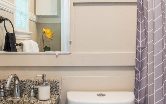 1 BR with Parking next to Bay and Shopping by Frontdesk