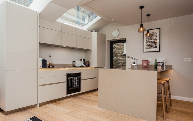 Stunning 2 Bedroom Apartment With Patio