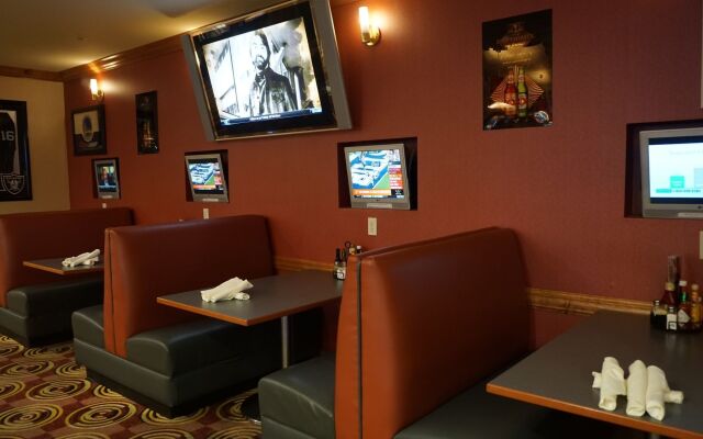 Holiday Inn & Suites Oakland Airport by IHG