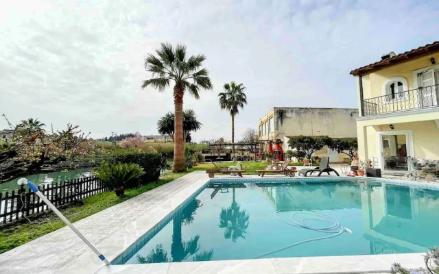 Riverside Villa 8 Persons With Access to the sea