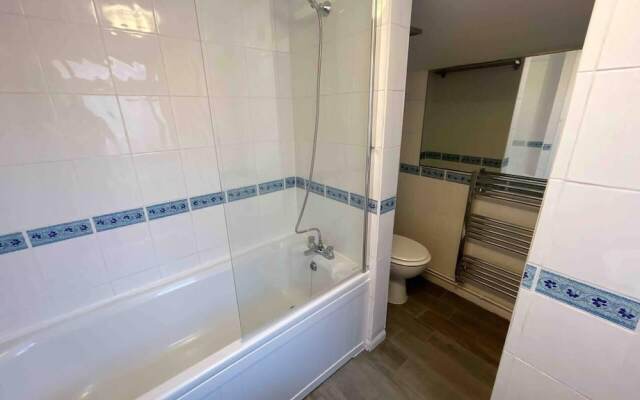 Essex 2-bed House nr Stanstead With Arcade Machine