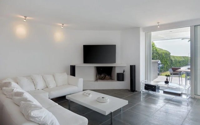 Luxurious Beachfront Villa Maira