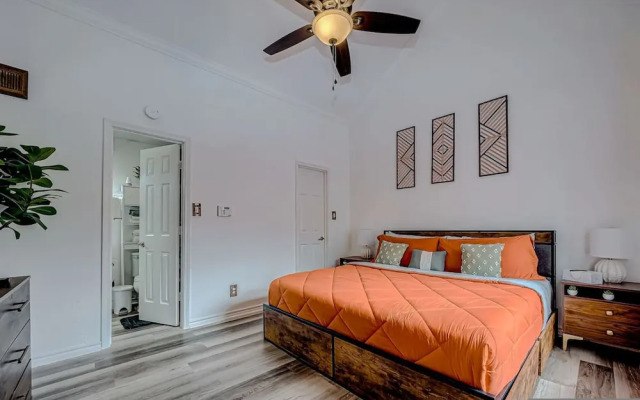 Upscale 1BR Condo in Med Center