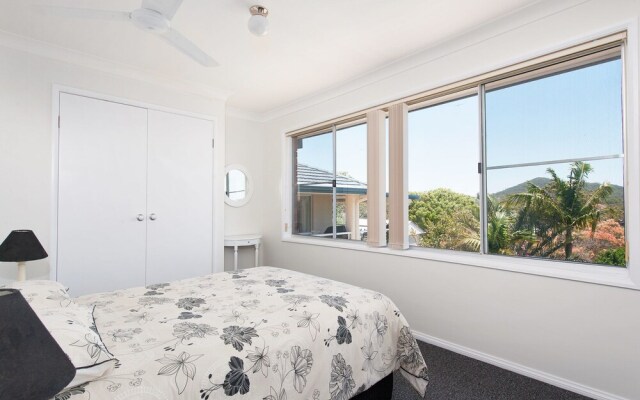 The Rest, 6 Flannel Flower Fairway