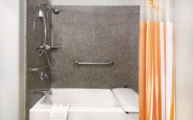 La Quinta Inn & Suites by Wyndham Mercedes Outlet Mall