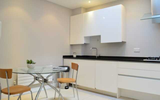 2 Bedroom Maisonette House Close to Hyde Park