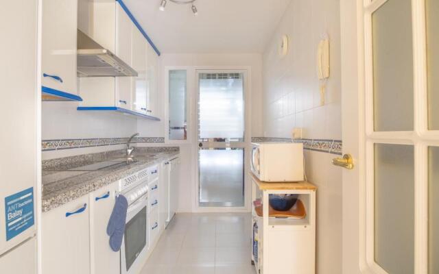 2261-Superb apt on the beach, on Duquesa harbour