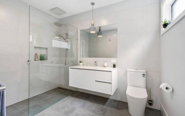 HALE KUPA Rye Beach House Spa Table Tennis