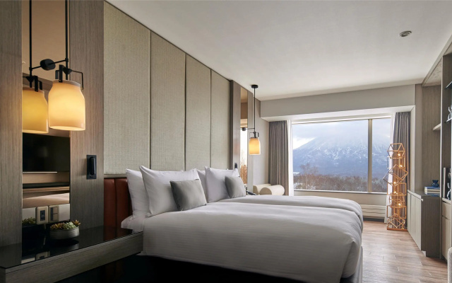 Hinode Hills Niseko Village, Curio Collection by Hilton – Guest Rooms – Niseko