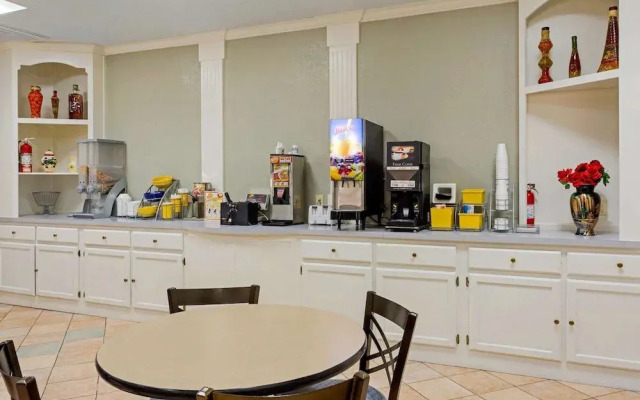 Days Inn Suites Manchester Tn