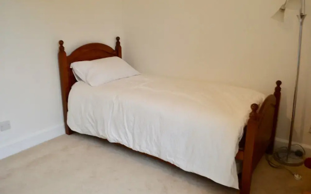 Spacious 2 Bedroom Apartment Near Holyrood Park