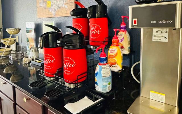 Econo Lodge Inn & Suites