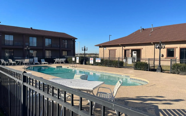 Red Roof Inn & Suites Sulphur Springs