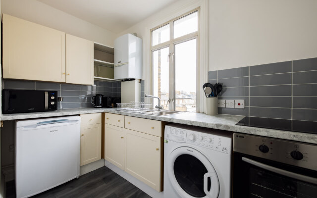 Contemporary 2 Bedroom Apartment in Shepherd's Bush