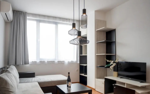 Sunny 1bdr Apartment Near Center